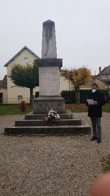 Monsieur le Maire devant le monument aux morts