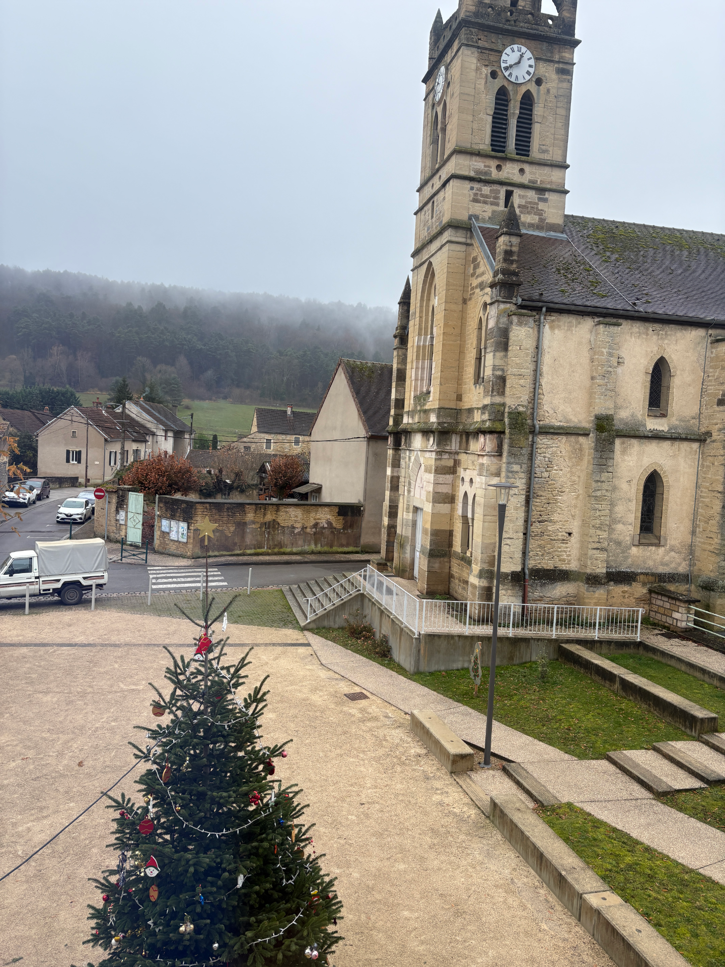 photo place de la mairie avec sapin